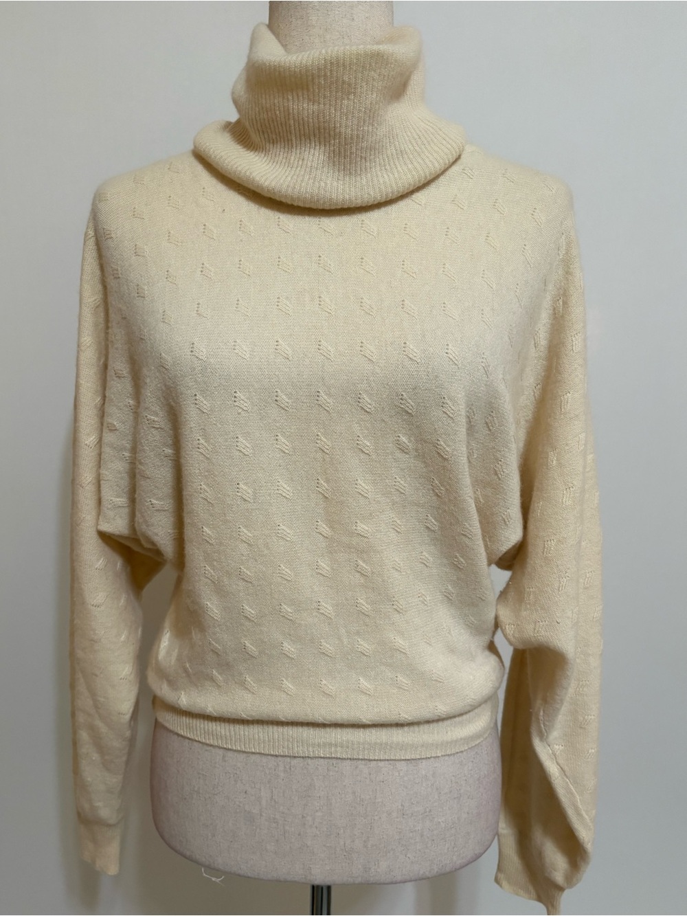 Vintage 80s Julia Jay Cashmere Dolman Sleeve Turtleneck Sweater in Cream Size S